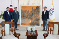 춘당 민태홍 화백, ‘강원특별자치도의 성공적인 출범 기념’ 특별 제작 그림...김진태 도지사에게 전달