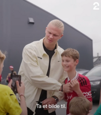 사진 요청 ‘지역 라이벌’ 맨유 팬, 홀란드는 엠블럼 가리며 “새 유니폼 가져와”