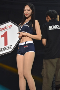 [포토] 로드걸 신해리, 케이지 위의 여신 강림! 환하게 비추는 미소