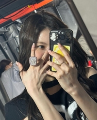사나, 트와이스 우정링 자랑...보석이 몇 개야?