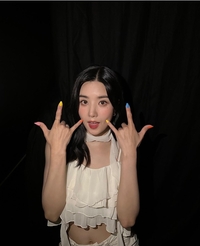 ‘장꾸미’ 권은비, 도쿄와 이별도 범상치 않은 포즈로