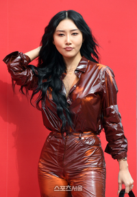 화사, 싸이 품으로? 피네이션 측 “계약 논의 중”[공식]