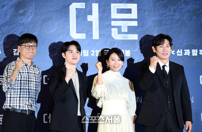 [포토] 화이팅 외치는 '더 문' 감독과 출연진