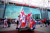 매각 선언한 지가 언젠데…뿔난 맨유 팬들, 시위로 “글래이저 아웃” 외친다