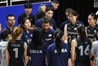 [포토]감독의 이야기를 듣는 김연경 어드바이저