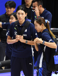 [포토]한유미 코치와 이야기를 나누는 김연경