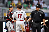 [포토]‘아까는 죄송’ 사구 후 실랑이 오해푸는 추신수와 박동원