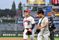 [포토]‘1회초 볼맞은 추신수’ 3회초 수비도중 교체