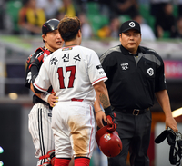 [포토]‘사구 후 실랑이’ 오해푸는 추신수와 박동원