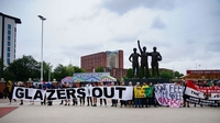 “글래이저 아웃” 맨유 팬들, 시위를 하긴 했는데…인원은 고작 15명에 불과