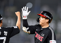 [포토]‘이종범 코치 축하’ 김현수