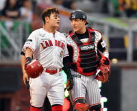 [포토]‘사구 후 실랑이’  추신수와 박동원, 공수교대하며 대화중