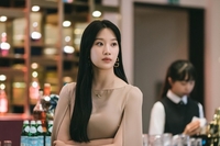 문가영, 살짝 허리 드러난 우아한 드레스 입고 강렬한 존재감 드러내(이로운 사기)