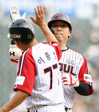 [포토]선제 적시타에 이종범 코치와 하이파이브 나누는 김현수