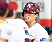 [포토]‘4년연속 100안타 김혜성’ 이정후 안타에 득점까지