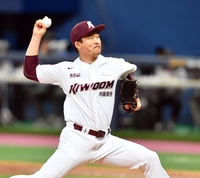 [포토]‘8회초 무실점 책임진’ 원종현