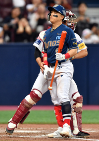 [포토]‘손아섭 태그로 6회초 수비 끝내는 이지영