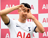 [포토] 손흥민, 소아암 어린이에 찰칵 세리머니