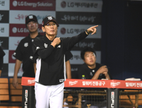 [포토] 이강철 감독 '투수 어깨가 안좋은가 본데요'