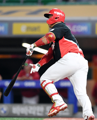 [포토]이적 첫 타석 안타 기록하는 KIA 김태군