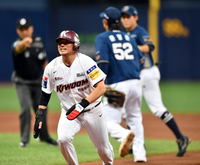 [포토]‘페디...눈치빠르네’ 이지영