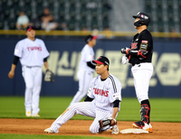 [포토] 황재균 '행운도 따라주네'