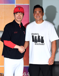 [포토]김종국 감독과 악수 나누는 김태군