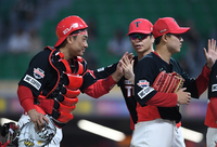 [포토]김종국 감독과 승리의 하이파이브를 나누는 KIA 김태군