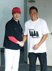 [포토]손 맞잡은 KIA 김종국 감독과 김태군