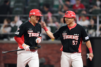 [포토]이적 첫 경기에서 1타점 희생타 기록하는 KIA 김태군