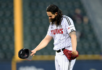 [포토] 박경수 위협구에 사과하는 켈리 '볼이 빠졌어'