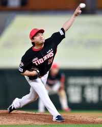 [포토]‘7회말 등판한’ 이준영