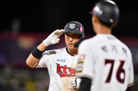 [포토]‘7회말 1사후 안타출루’ 황재균