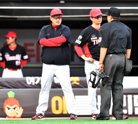 [포토]‘1회 선발투수 퇴장으로 당황스런’ 김종국 감독