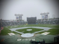 잠실구장 폭우로 물바다, 11일 LG·한화 시즌 10차전 우천취소[SS잠실in]