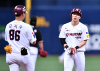 [포토]‘4회말 벤자민 퍼펙트 깬’ 내야안타 김혜성