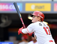 [포토]‘힘 좀 실었더니’ 선제솔로홈런 추신수