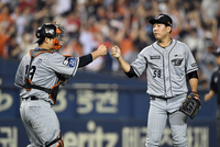 [포토]승리를 지켜낸 한화 마무리 투수 박상원과 포수 최재훈