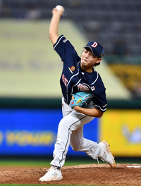 [포토]‘8회말 삼자범퇴로 2점리드 유지하는’ 정철원