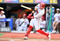 [포토]‘가운데 담장을 훌러덩’ 선제솔로홈런 추신수