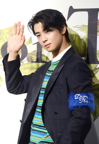 [포토]차은우, 반가운 손인사