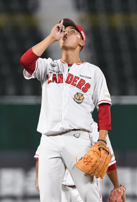 [포토]북부 올스타 SSG 서상준, 우수투수상의 승리 세리머니