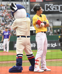 [포토]블랙핑크 제니 닮은꼴 김민석, 타석에 들어서면서도...