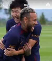 ‘케미 장난 아니네’…이강인X네이마르, 투샷 넘어선 함박웃음 ‘포옹’까지