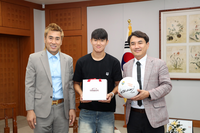 김진태 강원FC 구단주, 양현준 선수 스코틀랜드 명문구단 셀틱FC 이적 축하