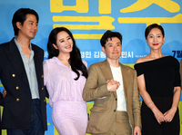 [포토] 류승완 감독, 김혜수 손 꼬옥~