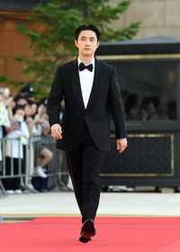 [포토]레드카펫 밟으며 시상식 입장하는 도경수