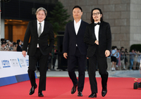 [포토]레드카펫 밟는 '카지노'의 최민식-강윤성 감독-이동휘