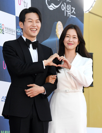 [포토]함께 하트 만들어 보이는 이학주-경수진