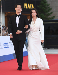 [포토]함께 레드카펫 밟는 '형사록'의 이학주와 경수진